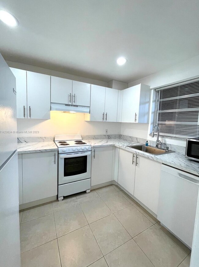 Building Photo - 9400 Live Oak Pl