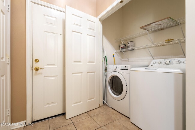 Foto del edificio - 7990 Baymeadows Cir E