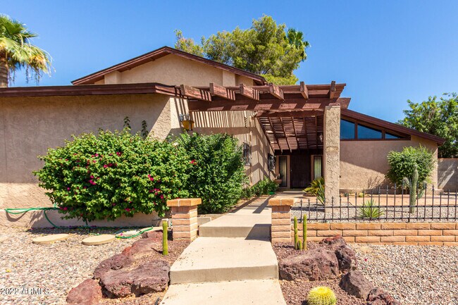 Building Photo - 1401 W Ocotillo Rd