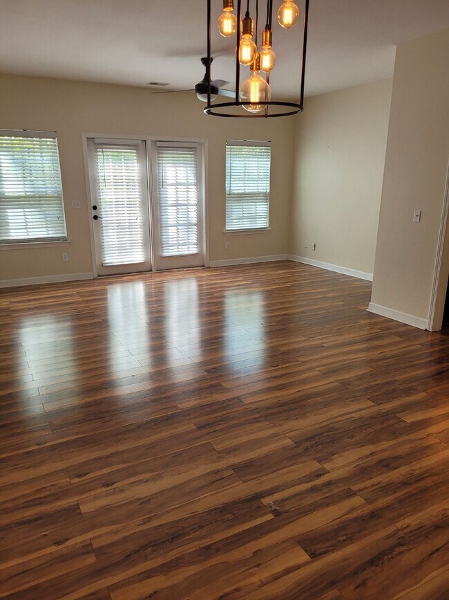 Foto del edificio - Spacious Three Bedroom Townhome in Wellstone!