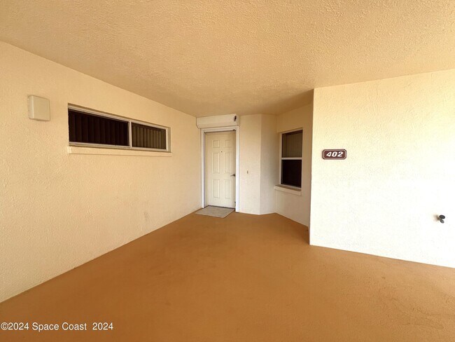 Building Photo - 7048 Sevilla Ct