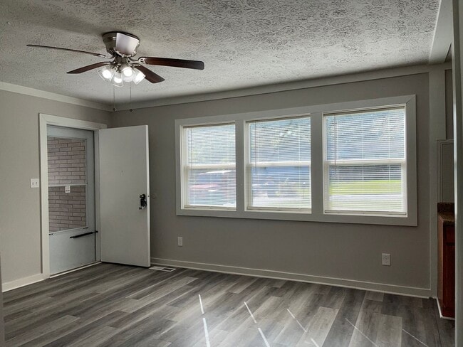 Building Photo - Renovated 3 Bed/1 Bath Ranch