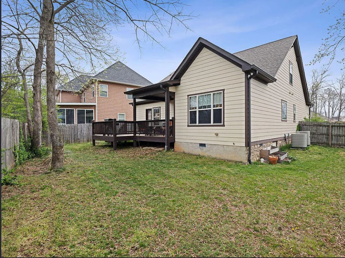 Building Photo - 4 Bedroom with a Fenced in Yard!