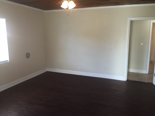 Building Photo - Remodeled 2/1 - Close to Howard and UT