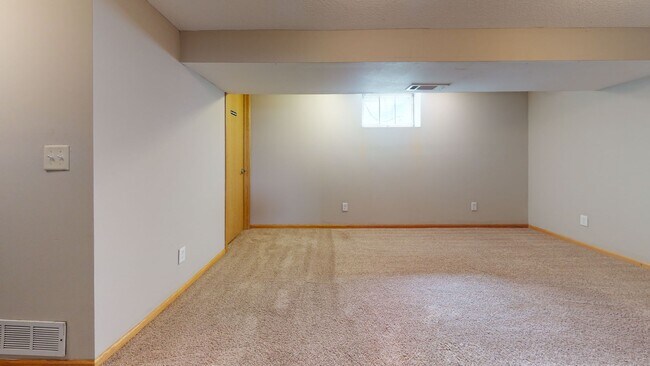 Foto del edificio - Affordable 5-Bedroom House / Close to U of...