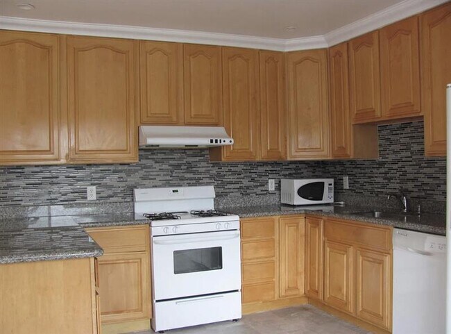 Building Photo - Sweet Lovely Home