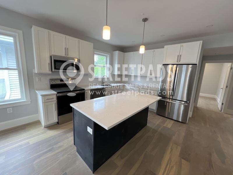 Foto principal - 3 bedroom in Boston MA 02135