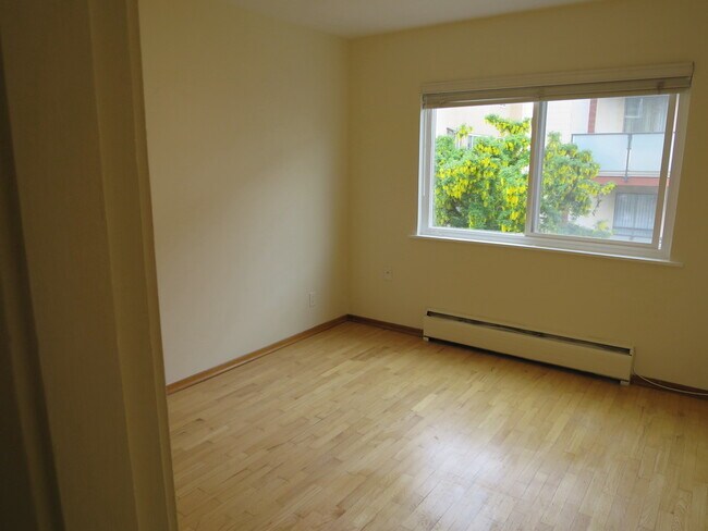 Photo du bâtiment - 2150 Cadboro Bay Rd