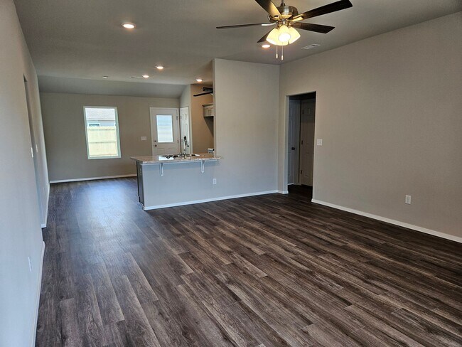Building Photo - PRE-LEASING FOR AUG 10 MOVE-IN - Newer 4 bedroom / 2 bathroom home!