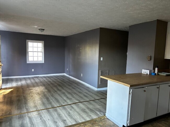 Building Photo - 706 Wren St
