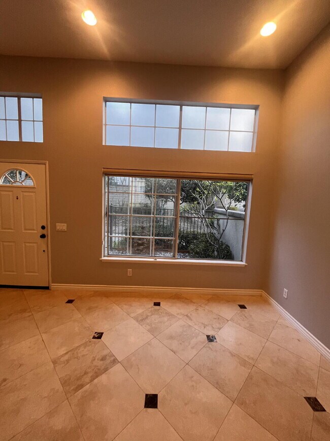 Building Photo - $3,800 - 2 Bed / 2.5 Bath Townhouse in the Crest Del Mar community