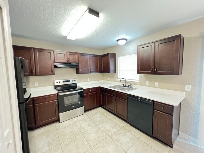 Building Photo - Wonderful, 3 Bedroom, 2 Bathroom Home in O...