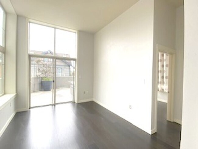Building Photo - Sun-Filled Queen Anne Condo With Private E...