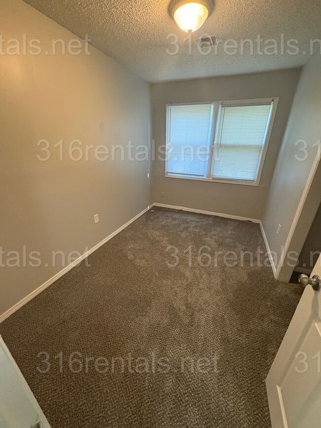 Building Photo - $950 - 3 bedroom / 1 bathroom - Single Fam...