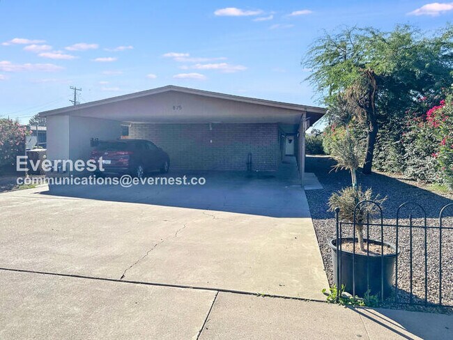 Building Photo - 825 E 5th St