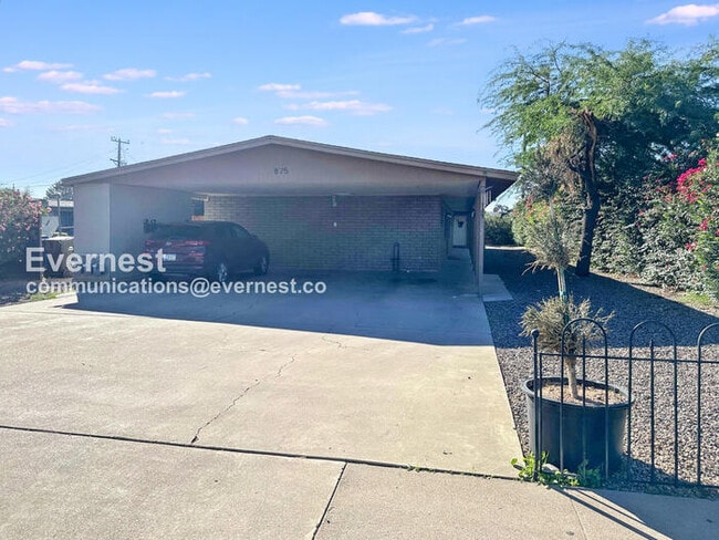 Building Photo - 825 E 5th St