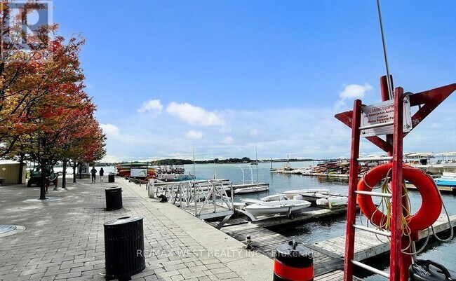 Photo du bâtiment - 270 Queens Quay W