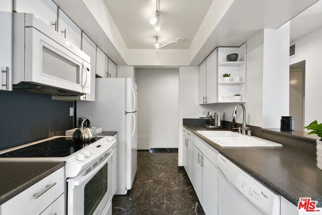 Foto del edificio - 906 N Doheny Dr