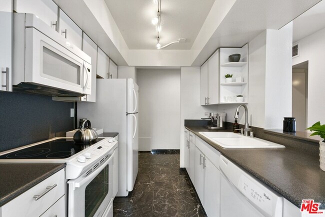 Building Photo - 906 N Doheny Dr