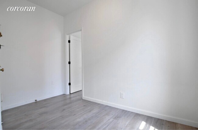 Building Photo - 601 E 11th St