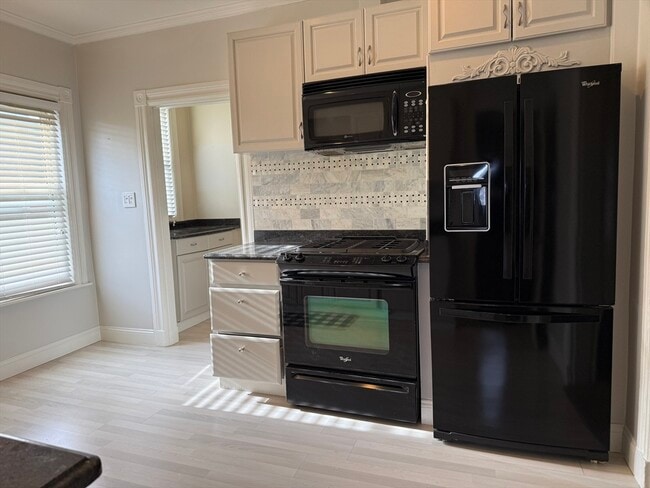 Building Photo - 38 Russell St