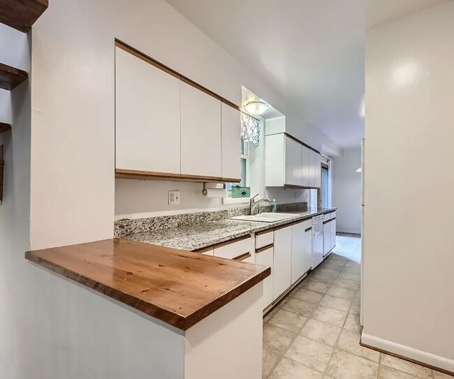 Building Photo - 827 S Charles St