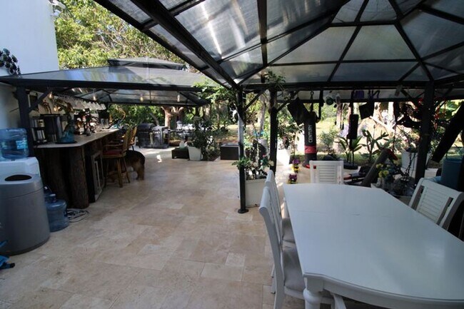 Foto del edificio - 930 Rambling Dr Cir