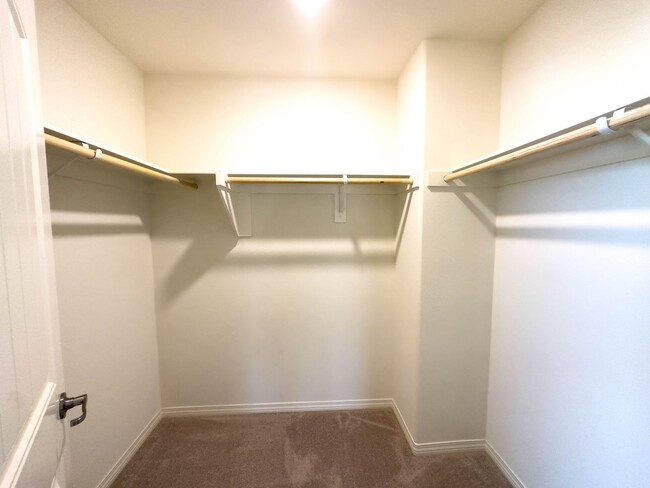 Building Photo - ROOM FOR RENT W/ PRIVATE BATHROOM IN A BIG...