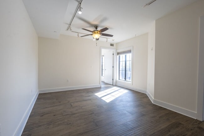 Foto del edificio - Bright 2 BR/1 BA Condo in Columbia Heights!