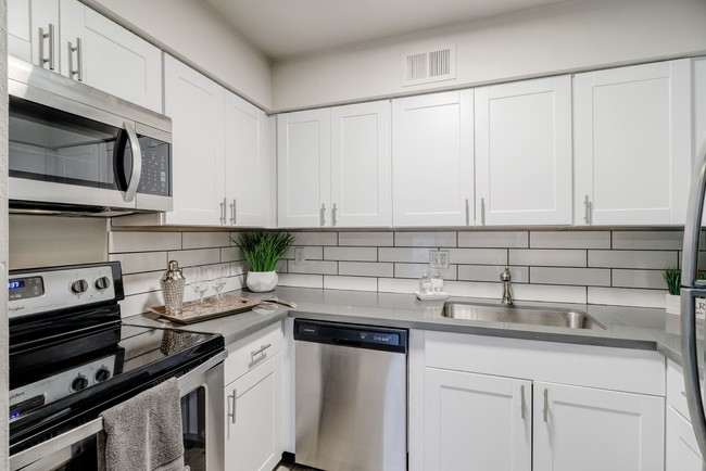 1BR, 1BA - 635 SF Renovated - Mercury on Mill