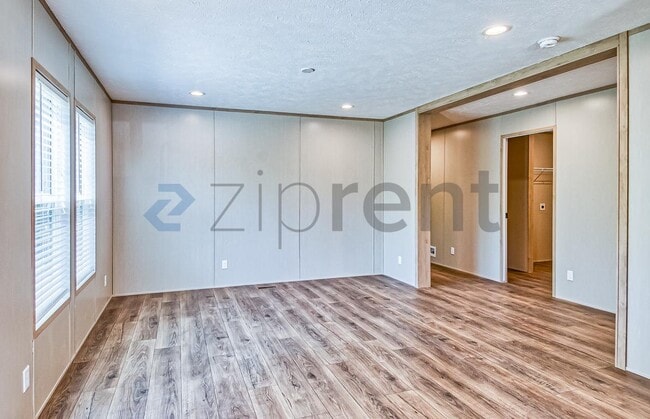 Building Photo - Unit