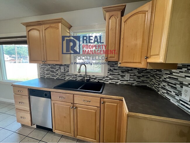 Building Photo - 3 Bedroom 1 bath - 1 car garage - "Pet Negotiable"