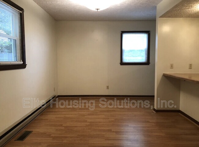 Building Photo - 108 E Buck Ave