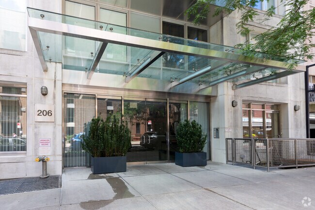 Entrada - 204-206 E 73rd St