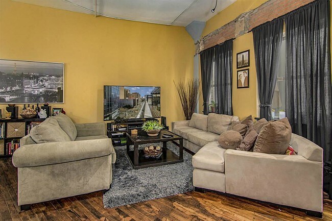 Building Photo - 705 Main St