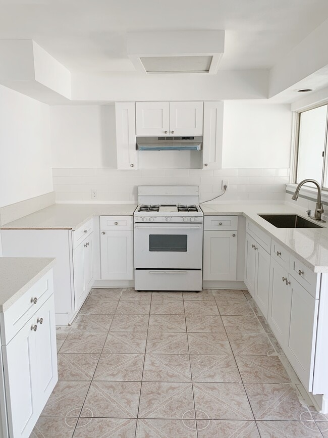 Building Photo - 3343 E Del Mar Blvd