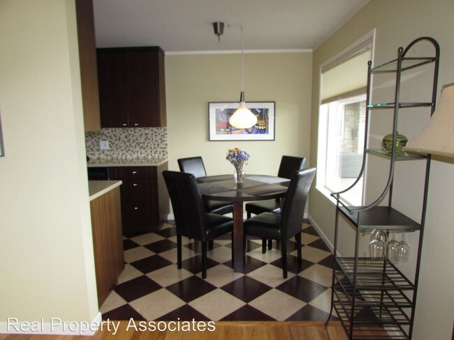 Foto del edificio - 608-612 Sunset Ave N