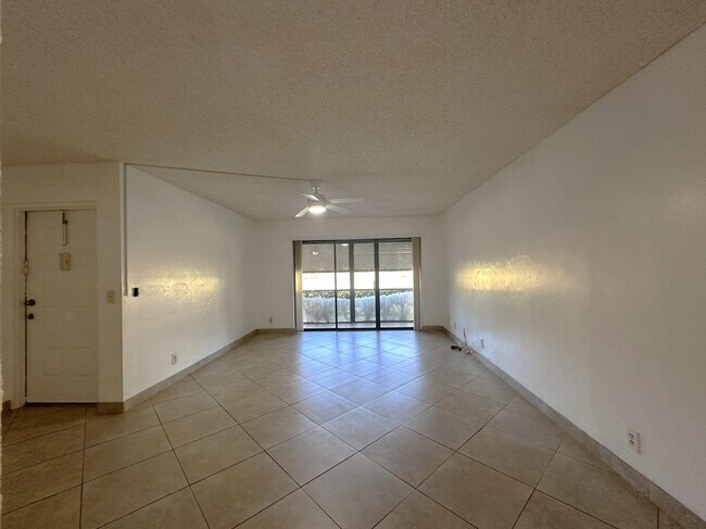 Foto del edificio - 723 Sunny Pine Way