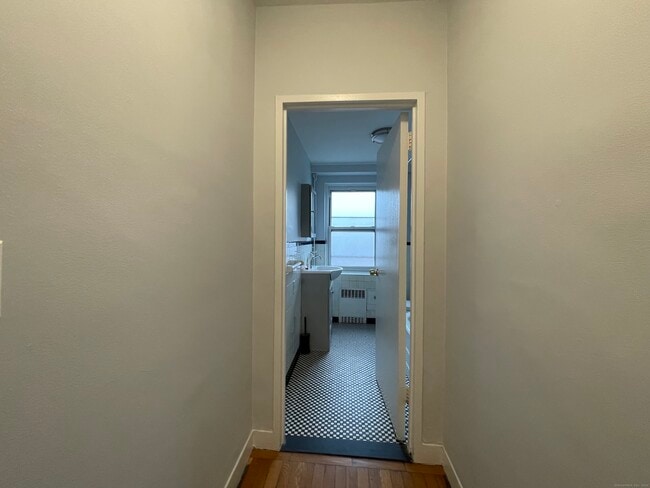 Building Photo - 230 Farmington Ave