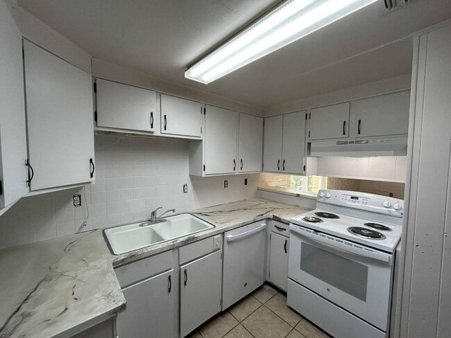 Building Photo - 500 NE 15th St