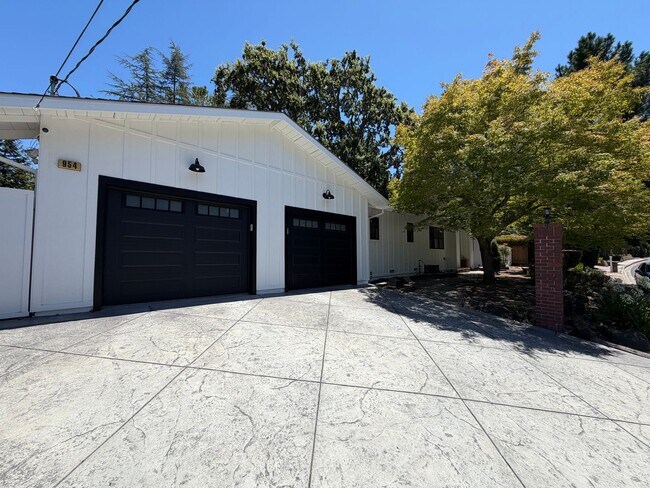 Foto del edificio - 5 Bed 4 Bath In Lafayette