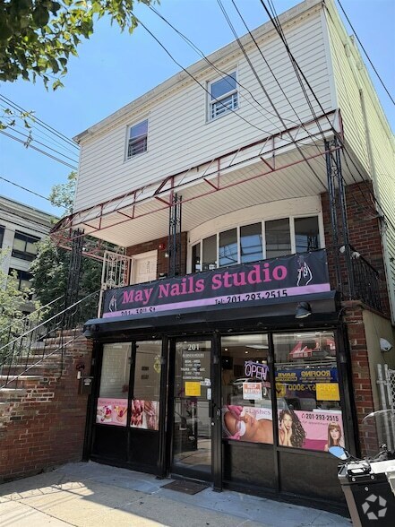 Building Photo - 201 39th St