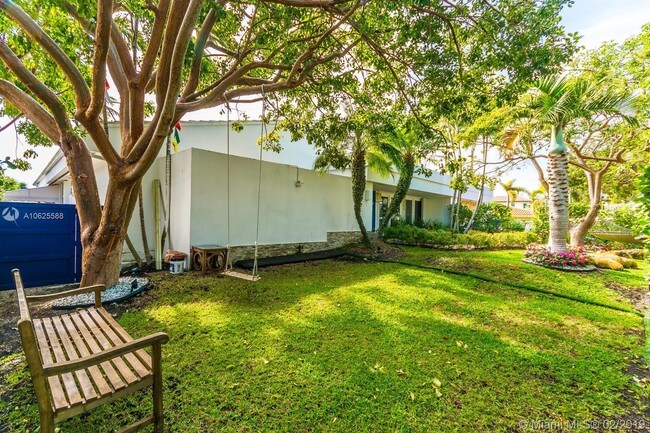 Building Photo - 230 Island Dr