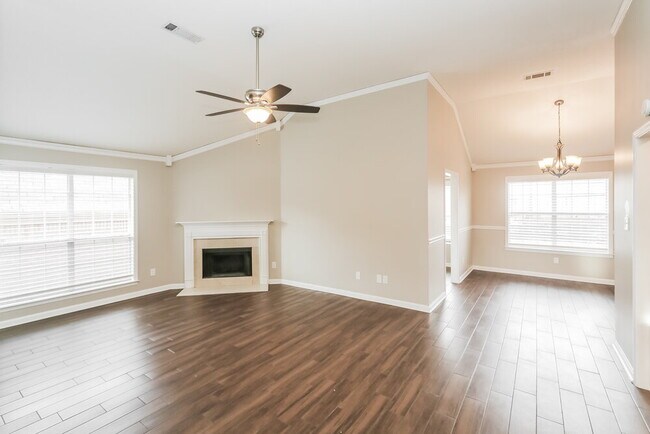 Foto del edificio - 3110 Woodland Crest Dr