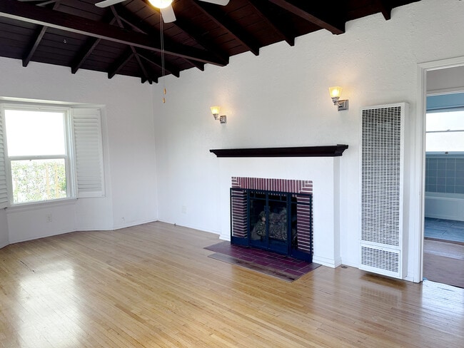 Building Photo - 2108 Pier Ave