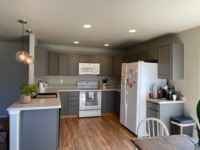 Building Photo - Great 3 bedroom, 2 bath, 2 car garage home...