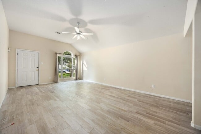 Building Photo - Great Location, wonderful Schools, 1 Block...