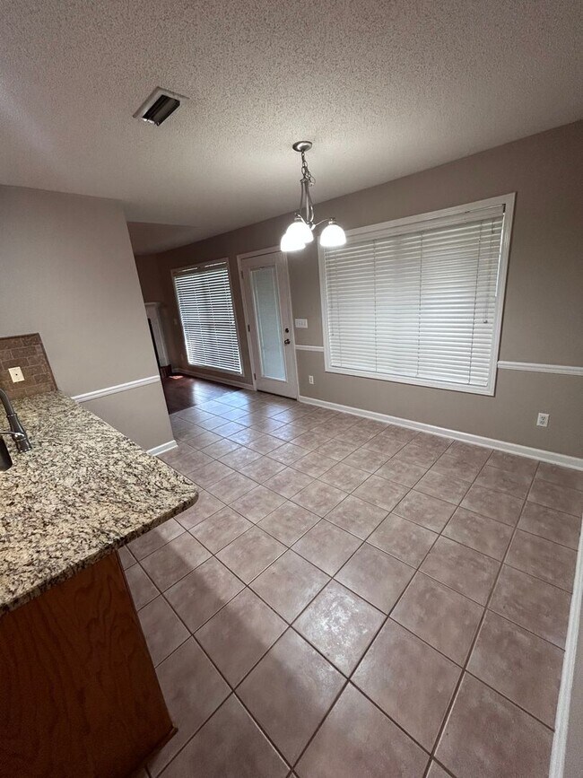 Foto del edificio - 1/2 of the first month's rent with a 12-mo...