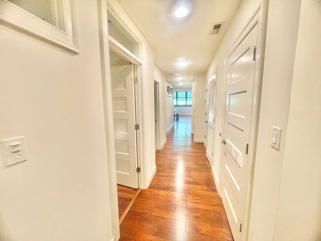 Building Photo - Stunning Downtown Apartment with Parking Garage Access Deducted from monthly Rent!