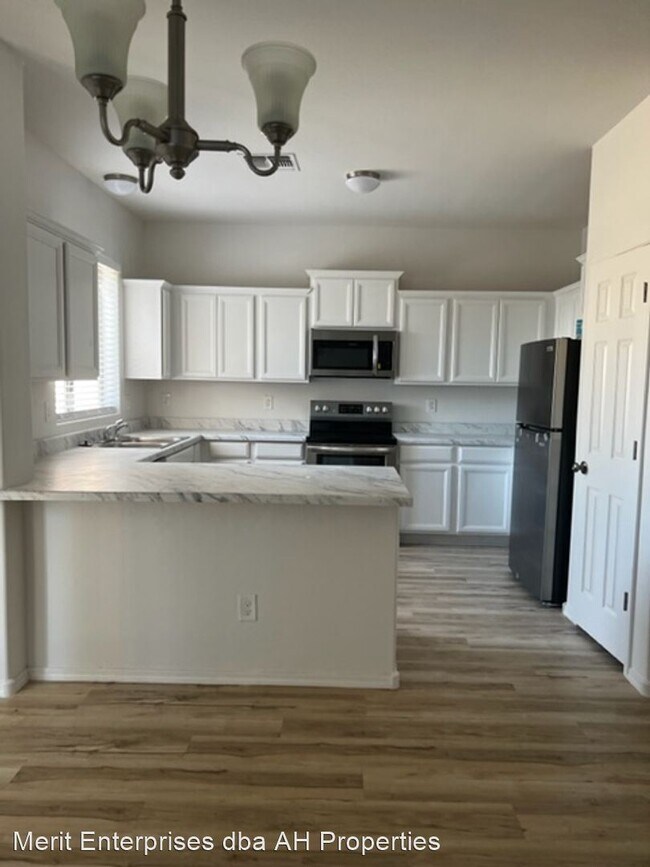 Building Photo - 4 br, 2.5 bath House - 1898 S FALCON DR